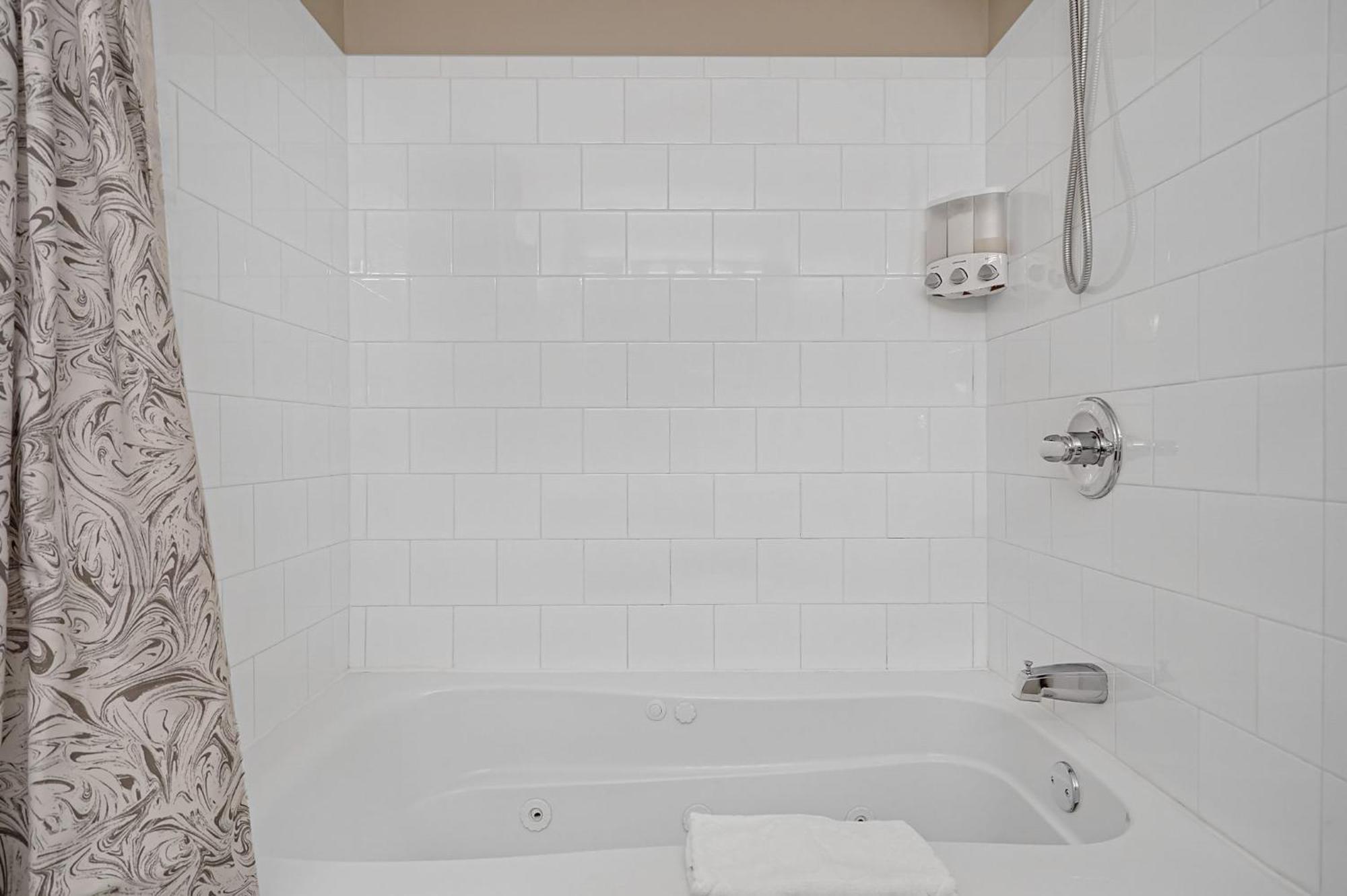 Lux Townhouse, Walk To All, Sleeps 6 Adults Louisville Kültér fotó