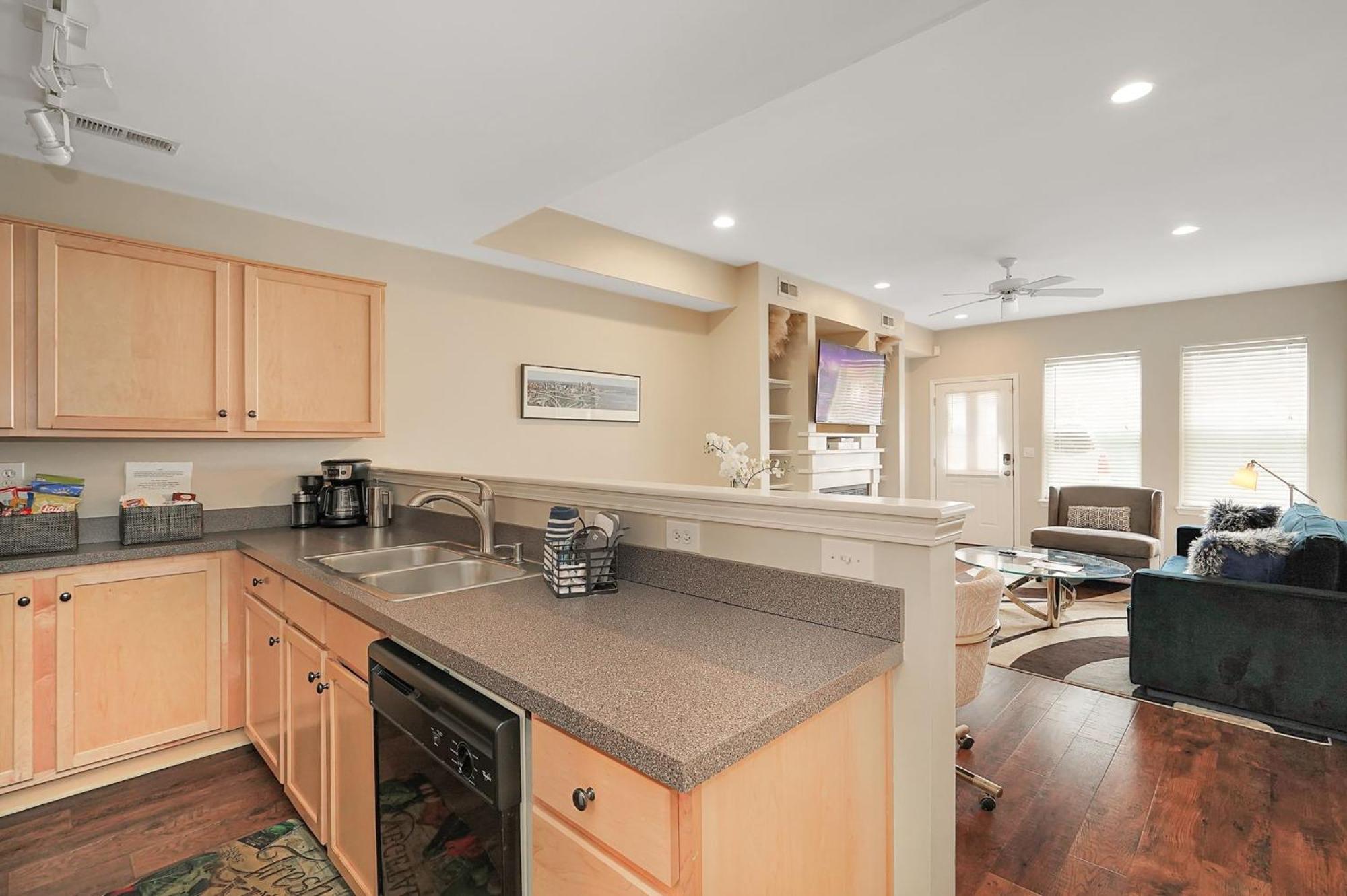 Lux Townhouse, Walk To All, Sleeps 6 Adults Louisville Kültér fotó