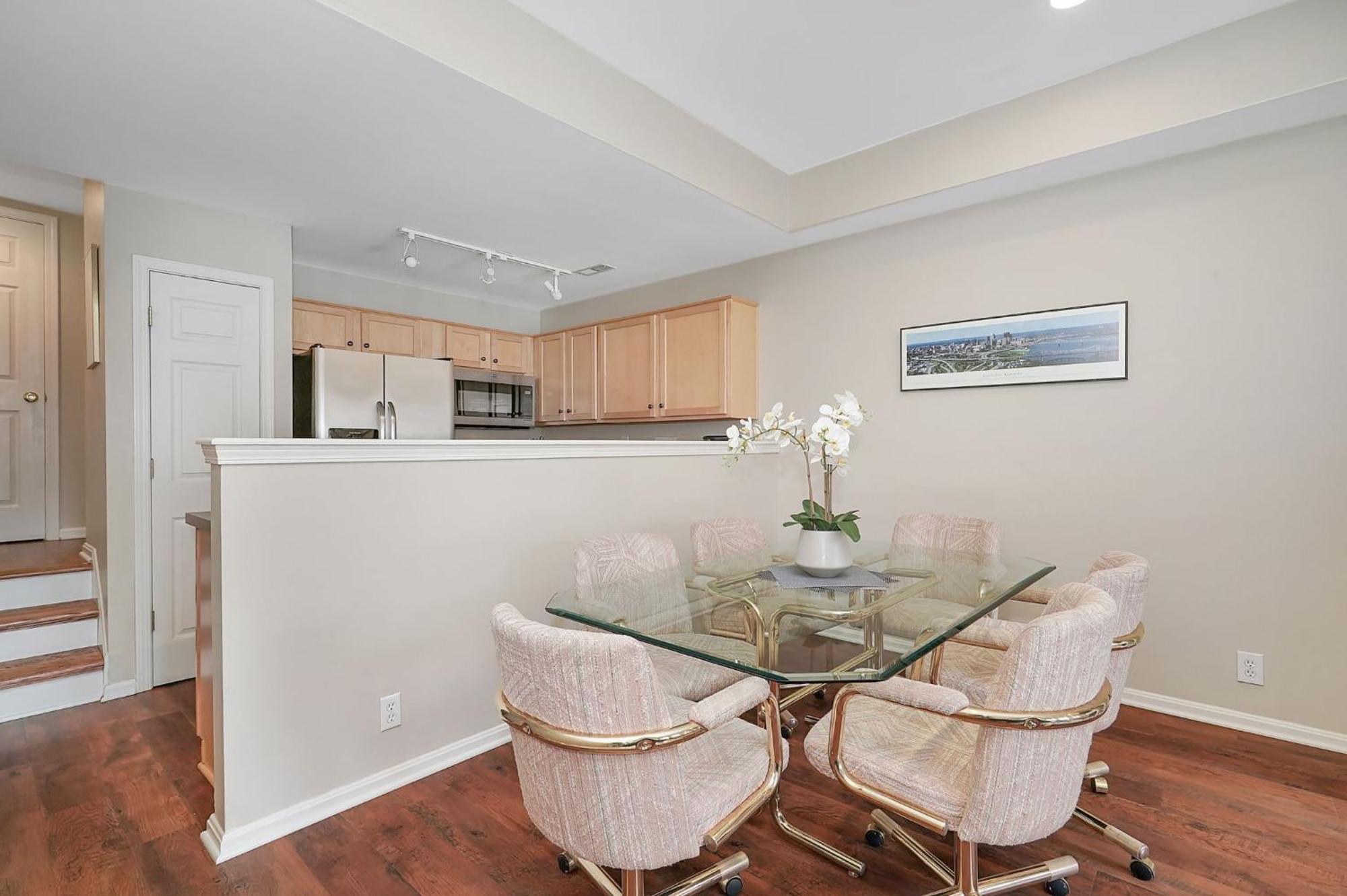 Lux Townhouse, Walk To All, Sleeps 6 Adults Louisville Kültér fotó
